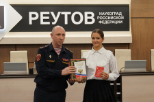 Школьники Реутова получили паспорта в администрации округа