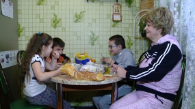 60-летняя Наталья Королева одна воспитывает троих детей