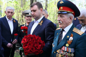 Жители Реутова возложили цветы к мемориалу воинам ВОВ на Никольском кладбище