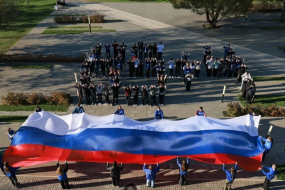 В Реутове прошел флешмоб ко Дню воссоединения новых территорией с Россией