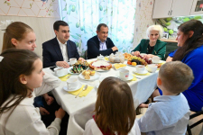 Многодетную семью Медведевых навестили председатель Мособлдумы и глава Реутова