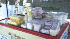 СПЕЦИАЛИСТЫ ОБЪЯСНИЛИ, ПОЧЕМУ НЕЛЬЗЯ ПОКУПАТЬ МОЛОЧНУЮ ПРОДУКЦИЮ У НЕОФИЦИАЛЬНЫХ ТОРГОВЦЕВ