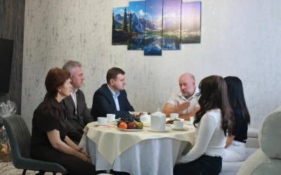Ко Дню отца депутат Московской областной думы и глава Реутова посетили семью ветерана СВО