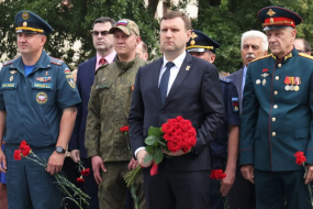 Жители Реутова возложили цветы к вечному огню в День памяти и скорби